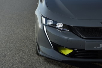Erősebb, dögösebb a Peugeot hibrid sportszedán-tanulmánya