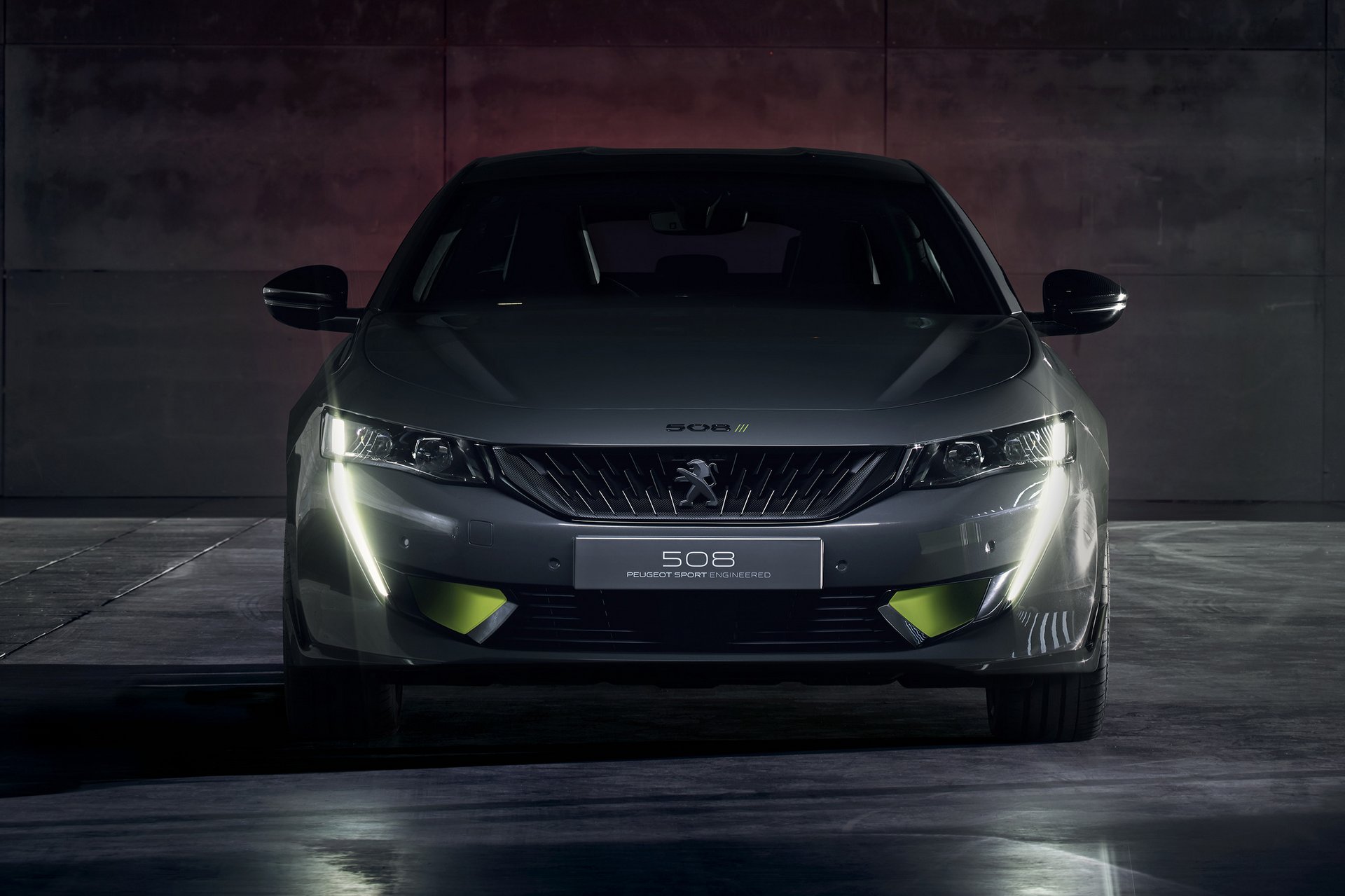 Erősebb, dögösebb a Peugeot hibrid sportszedán-tanulmánya 8