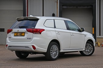 Hibrid furgon a Mitsubishitől