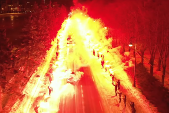 Lángba borították a focidrukkerek az autópályát