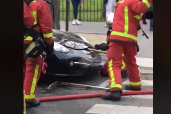 Maximális tiszteletünk a tűzoltóké, de ezt a videót fájdalmas nézni