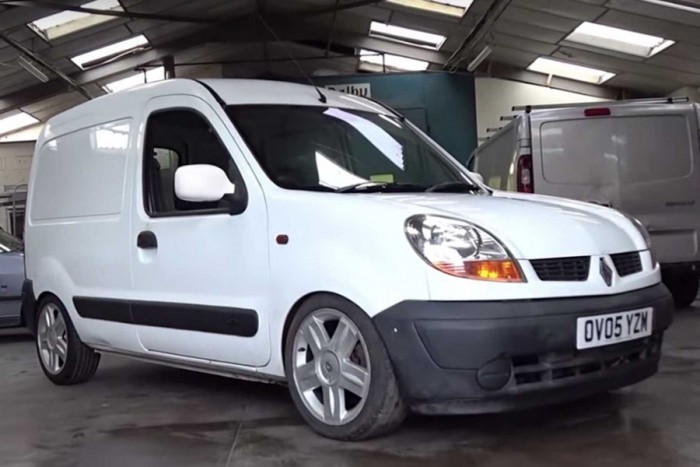 Ez a Renault Kangoo közel sem olyan ártalmatlan, mint hinnéd