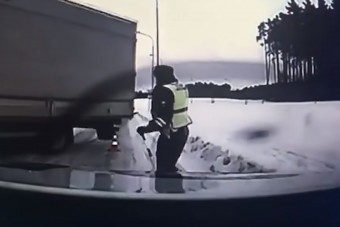 Videón egy rendőr, aki második szülinapot ünnepelhet ezután