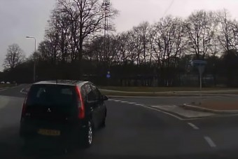 Egy autós, aki nem igazán foglalkozott vele, hogy percekig feltartja a szirénázó rendőrt