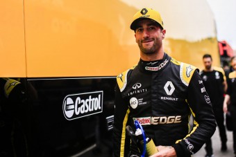 F1: Ricciardóék megkapták az új játszós ruhát