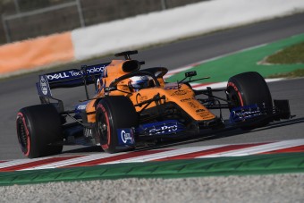 F1: Duplázott a McLaren, videón Vettel balesete