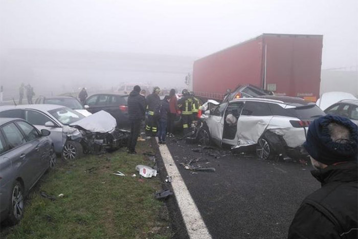 Videó: 100 autós tömegkarambol a sztrádán