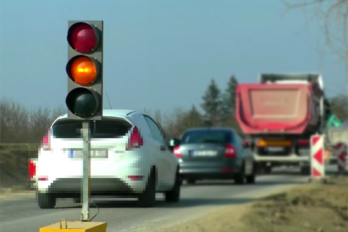 Hajmeresztő videó magyar autósokról, akik az alapvető KRESZ-szabályokra is tojnak