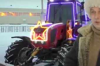 Csak azért vett egy traktort, hogy eltolhassa városában a havat