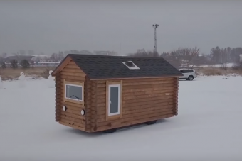 Na és UAZ-ból épített guruló házat láttál már?