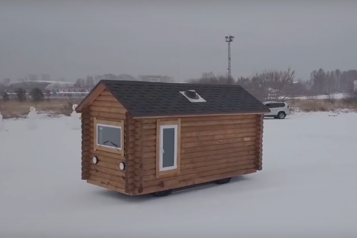 Na és UAZ-ból épített guruló házat láttál már?