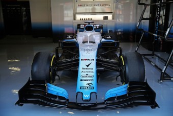 F1: Hajnalban befutott az utolsó új autó