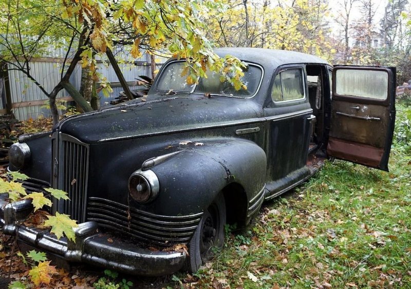60 évig állt elhagyva a szabad ég alatt a szovjet luxusautó, ma így nézki 6