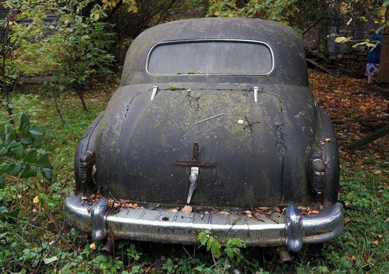 60 évig állt elhagyva a szabad ég alatt a szovjet luxusautó, ma így nézki 3