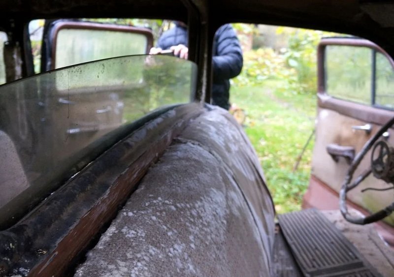 60 évig állt elhagyva a szabad ég alatt a szovjet luxusautó, ma így nézki 4