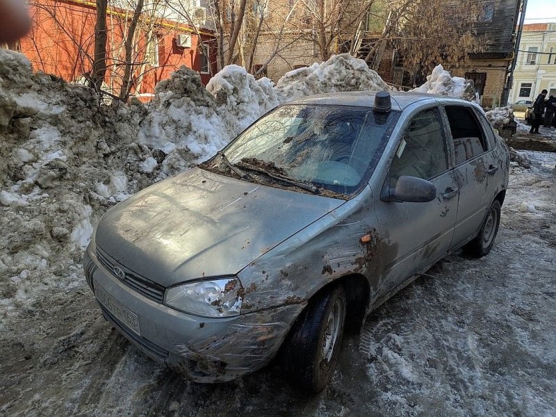 Beszakadt aszfalt nyelt el egy Ladát az oroszoknál 2