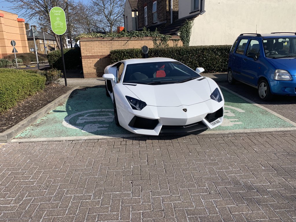 Ritka tahó parkolást mutatott be ez a Lamborghini 1 | Vezess Ritka tahó parkolást mutatott be ez a Lamborghini 1