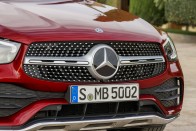 Megújult a Mercedes közepes terepkupéja 45