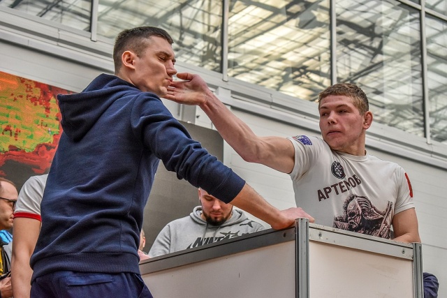 Pénzért pofozzák egymást ezek a férfiak 1