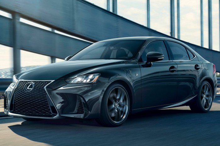 Ördögi jelenség a csupa fekete Lexus IS