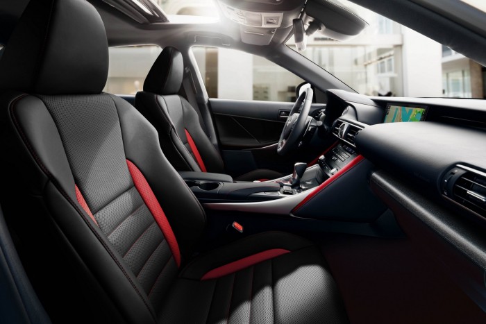 Ördögi jelenség a csupa fekete Lexus IS 6