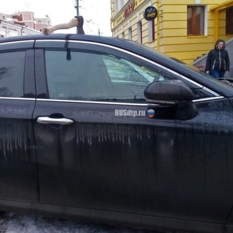 Baltát állítottak egy parkoló autó tetejébe, de nem sikerült elsőre 1