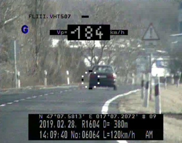 Közel 200 km/órával hasított egy autós a 84-esen, itt a traffipax felvétele 1 | Vezess Közel 200 km/órával hasított egy autós a 84-esen, itt a traffipax felvétele 1