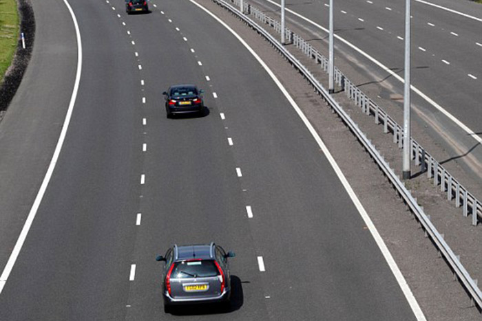 Rászállnak a zsaruk a középső sávban autózókra