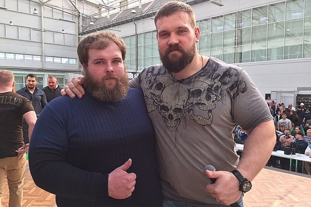 Pénzért pofozzák egymást ezek a férfiak 3