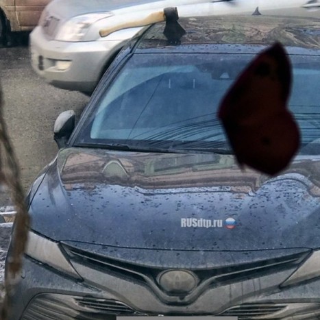 Baltát állítottak egy parkoló autó tetejébe, de nem sikerült elsőre 3