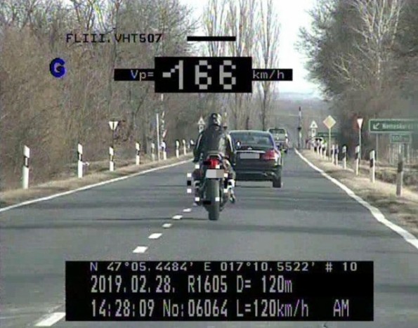 Közel 200 km/órával hasított egy autós a 84-esen, itt a traffipax felvétele 2 | Vezess Közel 200 km/órával hasított egy autós a 84-esen, itt a traffipax felvétele 2