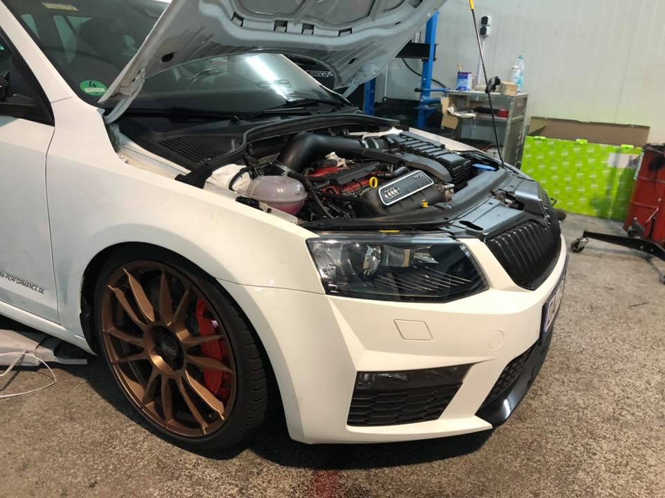 Komoly összegért eladó egy BMW-verő, Audi-aprító családi Škoda 2