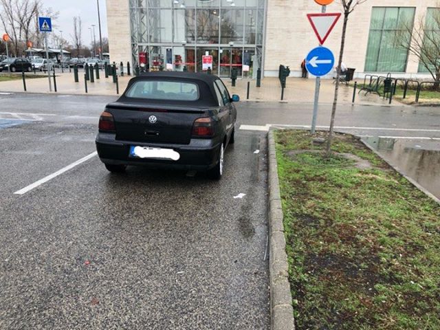 Parkolónak nézte ezt a részt az óbudai áruháznál az autós 2