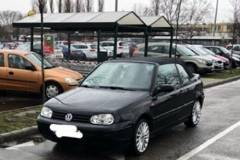 Parkolónak nézte ezt a részt az óbudai áruháznál az autós