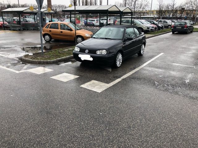 Parkolónak nézte ezt a részt az óbudai áruháznál az autós 1