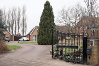 Kiakadtak a lottómilliomos feleségének autóján