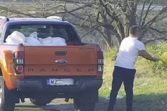 Szemét dolgot művelt két budapesti autós, szerencsére a térfigyelő elkapta őket
