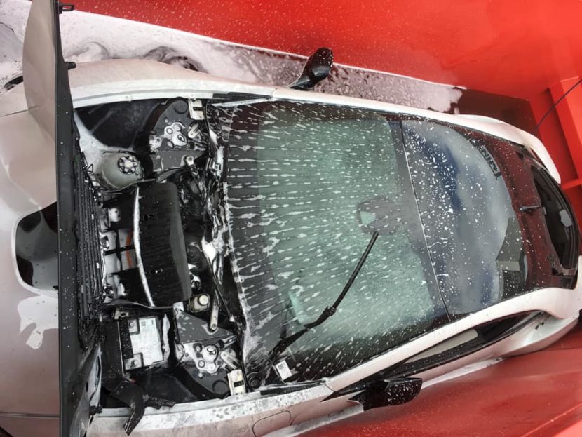 Hatalmas kádba merítve oltották el a füstölgő BMW-hibridet 4