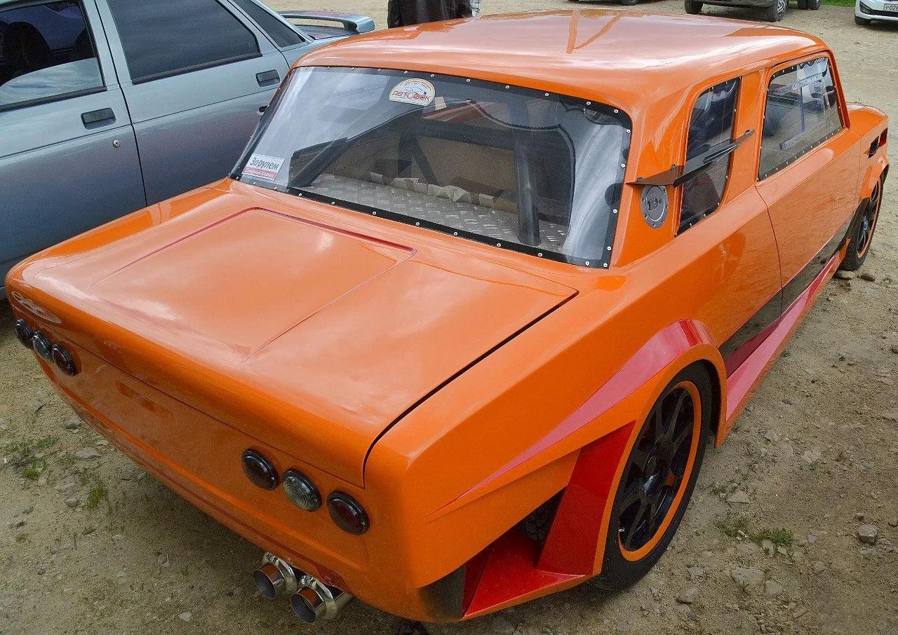 Megérte 3,5 milliót locsolni erre a tuning-Ladára? 4