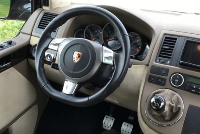 Meglepetést okozhat ez a fekete Volkswagen Multivan 6