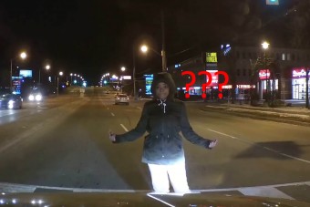 Életével játszott az autóba rúgó idióta gyalogos