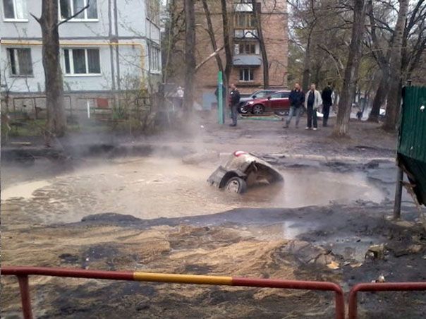 Beszakadt aszfalt nyelt el egy Ladát az oroszoknál 4