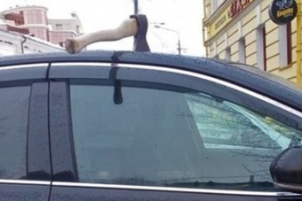 Baltát állítottak egy parkoló autó tetejébe, de nem sikerült elsőre