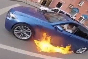 Elég szépen lángra kapott az M5-ös BMW a pirosnál, de amit utána csinált a sofőr, az nagy hülyeség