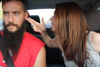 A hétvégébe lő minket a nő, aki előadja a Bohemian Rhapsodyt a volán mögött