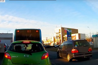 Egy szimpatikus pesti autós a járdát választotta a dugó helyett