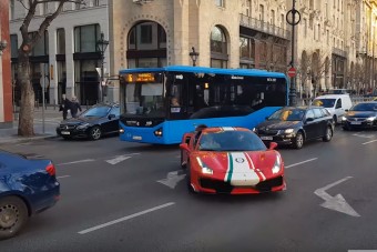 Videón, ahogy a budapesti milliárdos röfögteti új Ferrariját a belvárosban