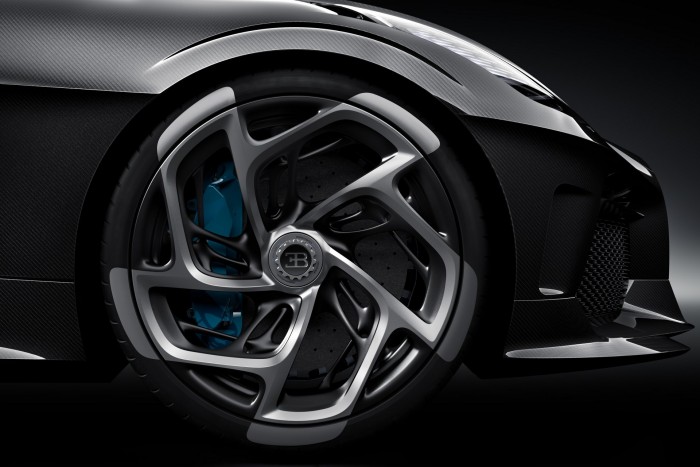 Cristiano Ronaldo megvette a világ legdrágább új autóját 5