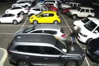 37 autót rongált meg két fiatal eszement