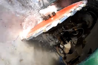 Kerék helyett fűrészlappal csapatták a tó jegén ezek a bolond finnek